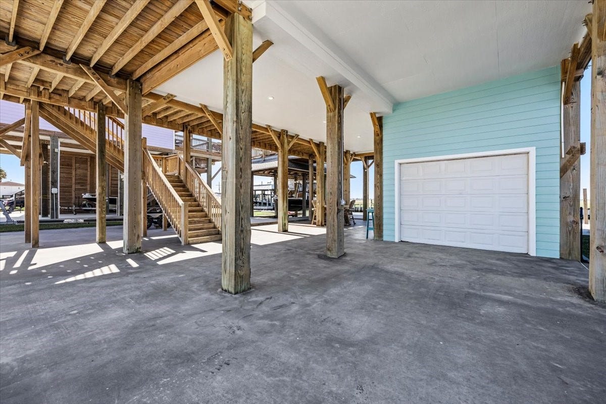 1231 N Stingaree Drive, Crystal Beach, TX 77650