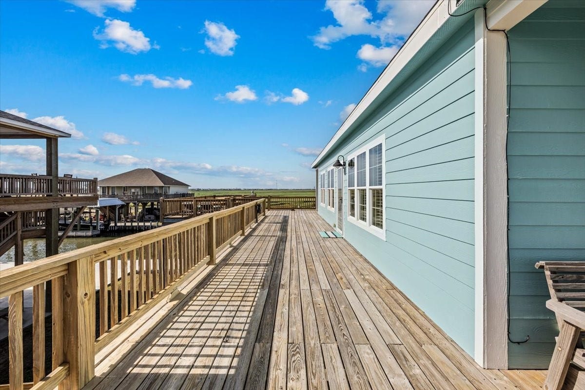 1231 N Stingaree Drive, Crystal Beach, TX 77650