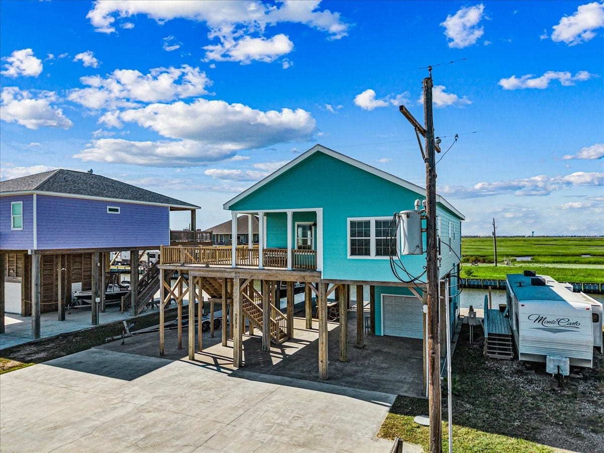 1231 N Stingaree Drive, Crystal Beach, TX 77650