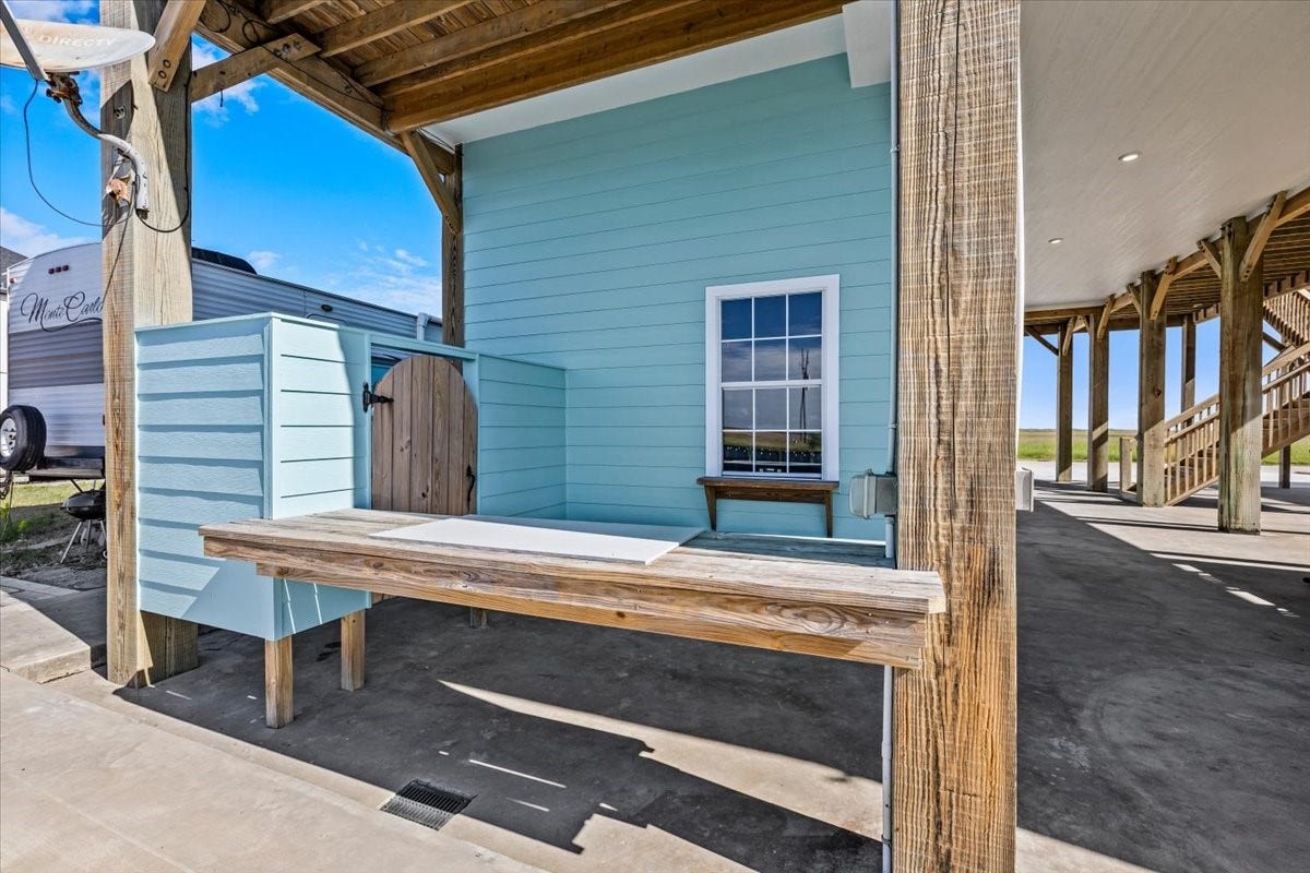1231 N Stingaree Drive, Crystal Beach, TX 77650