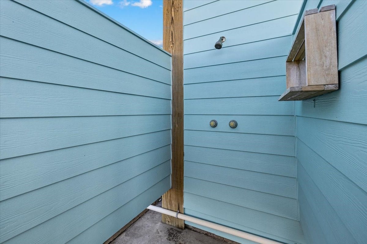 1231 N Stingaree Drive, Crystal Beach, TX 77650
