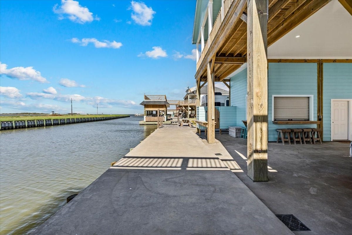 1231 N Stingaree Drive, Crystal Beach, TX 77650