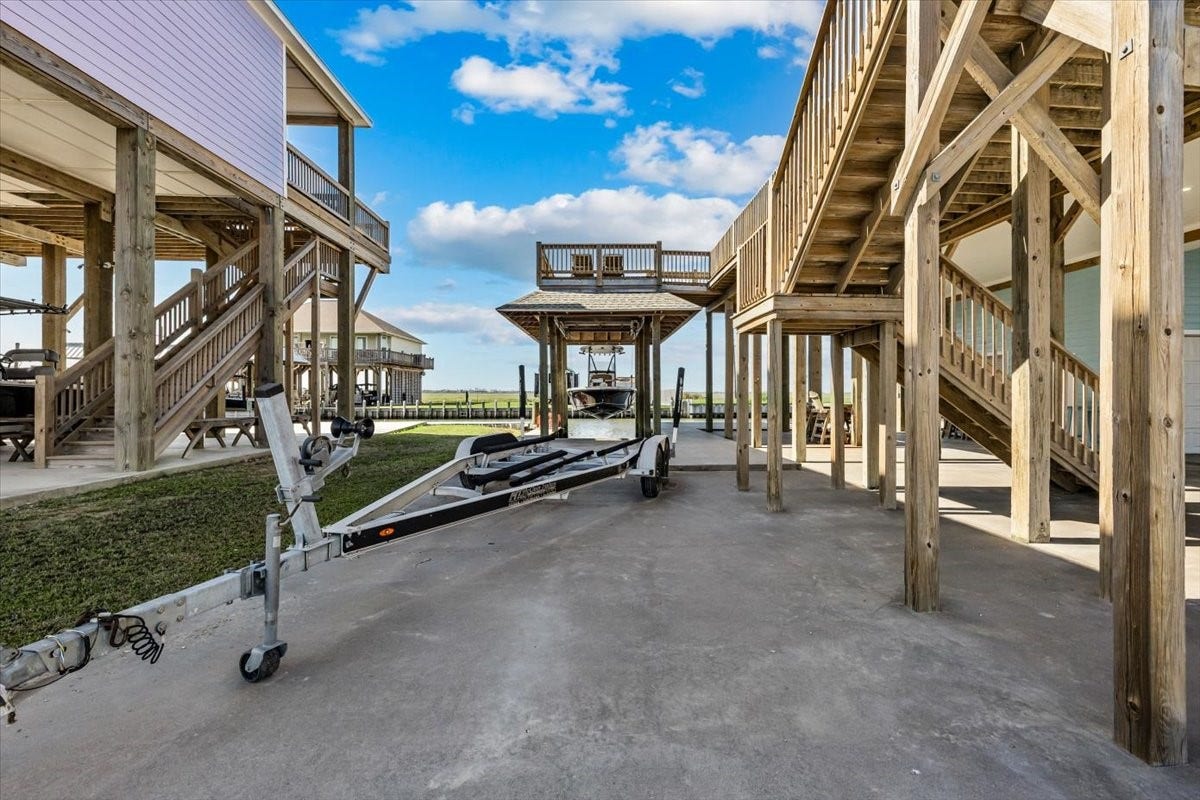 1231 N Stingaree Drive, Crystal Beach, TX 77650