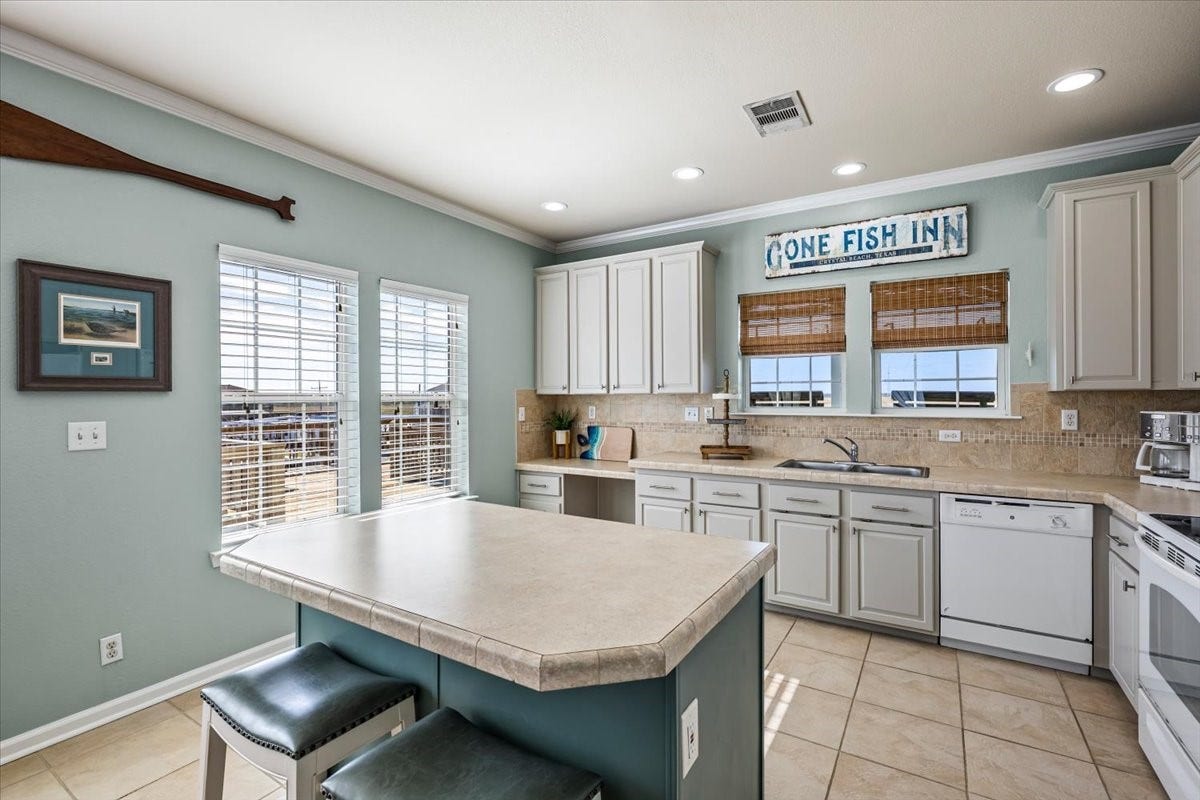 1231 N Stingaree Drive, Crystal Beach, TX 77650