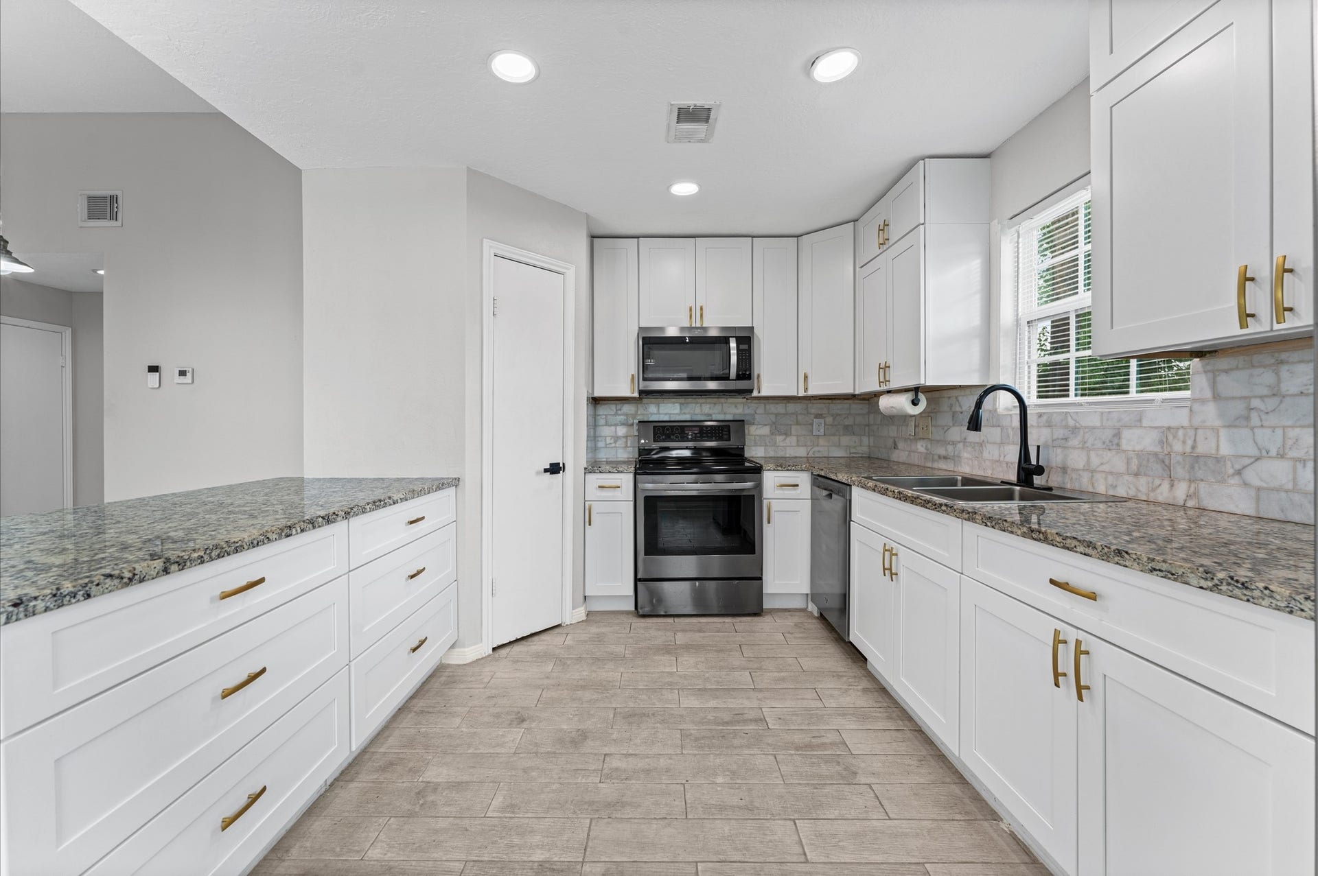7810 Poitiers Drive, Houston, TX 77071 Soft closing cabinets, tall ceilings, recessed lighting, great prep area with plenty of counter space! Ideal for entertaining.