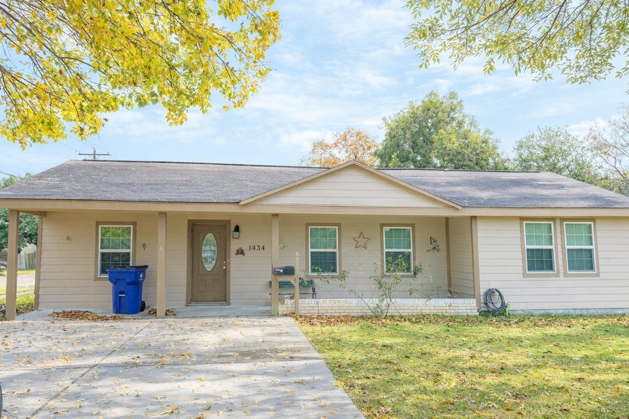 Property photo for 1434 1st Avenue N, Texas City, TX
