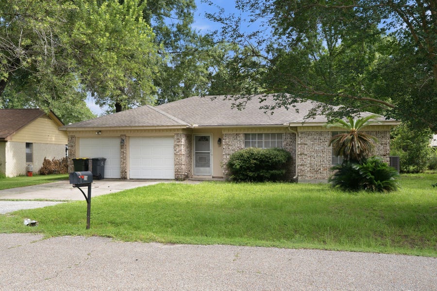 Property photo for 107 Montrose Circle, Conroe, TX