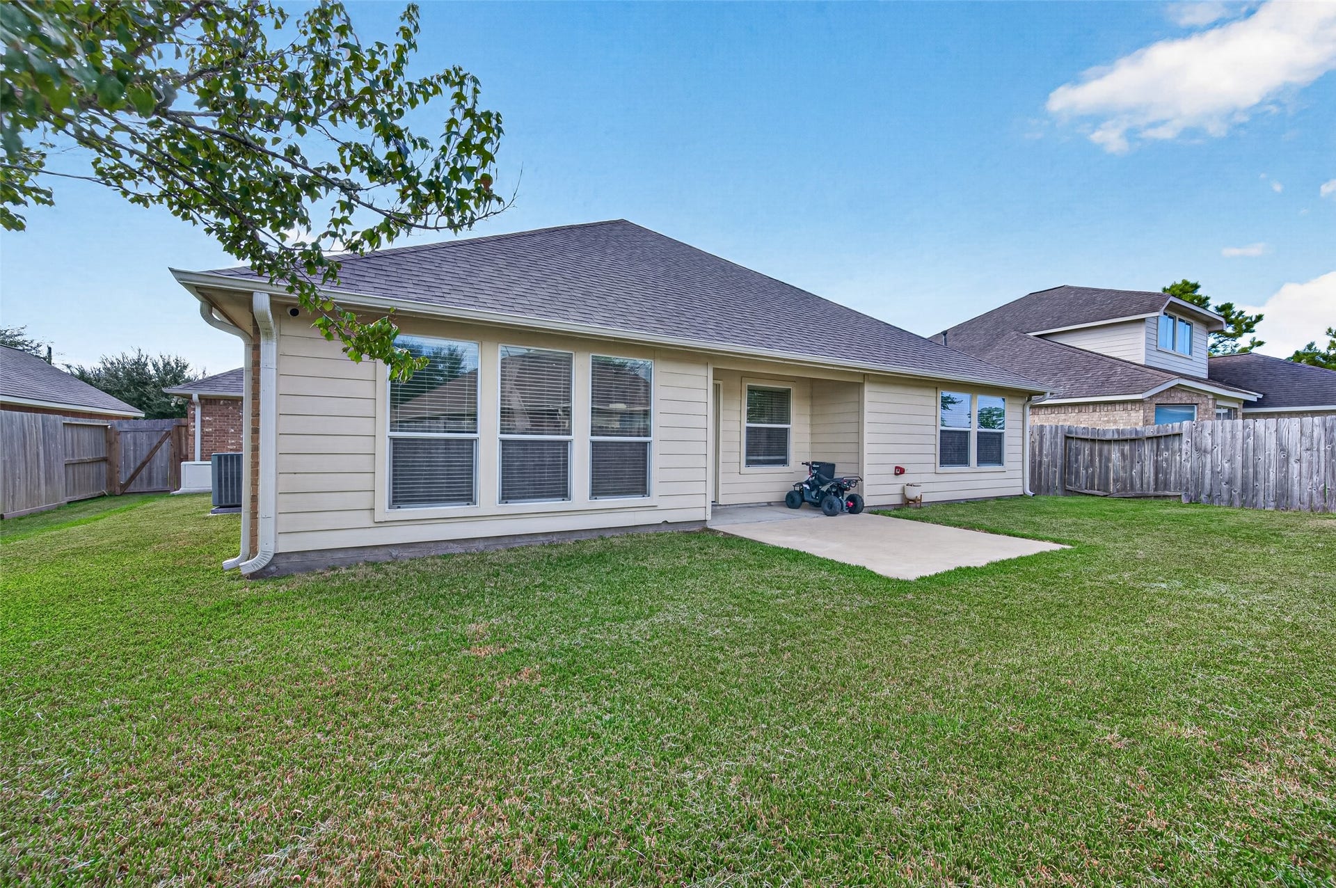9307 Russeff Field Lane, Rosenberg, TX 77469 Spacious fenced backyard featuring an open lawn and covered patio area.