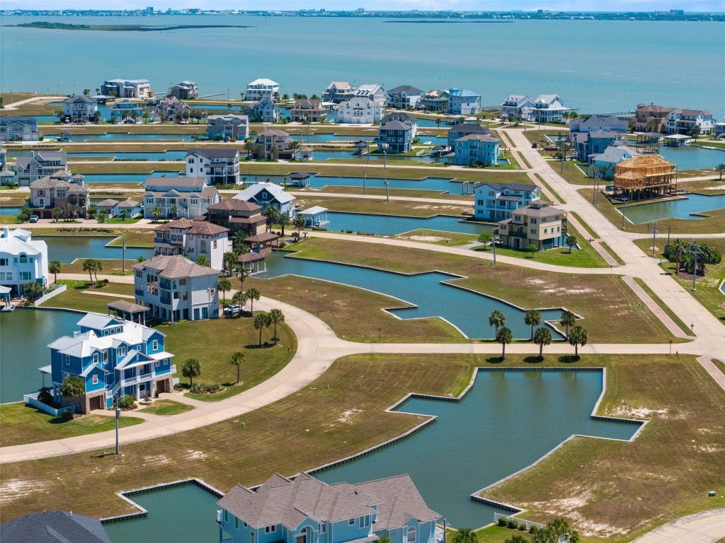 2 Loggerhead, Hitchcock, TX 77563 2 Loggerhead, Hitchcock, TX 77563