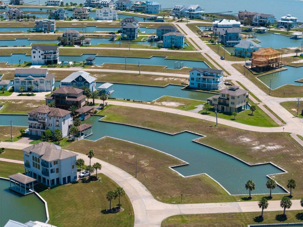 2 Loggerhead, Hitchcock, TX 77563 2 Loggerhead, Hitchcock, TX 77563