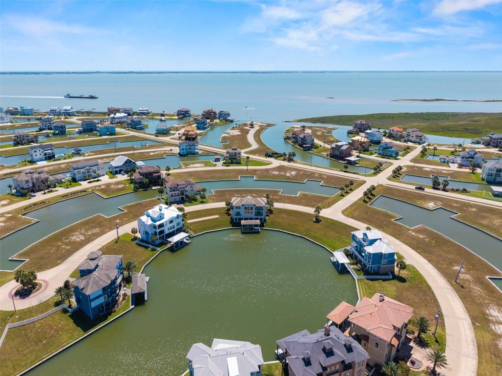 2 Loggerhead, Hitchcock, TX 77563 2 Loggerhead, Hitchcock, TX 77563