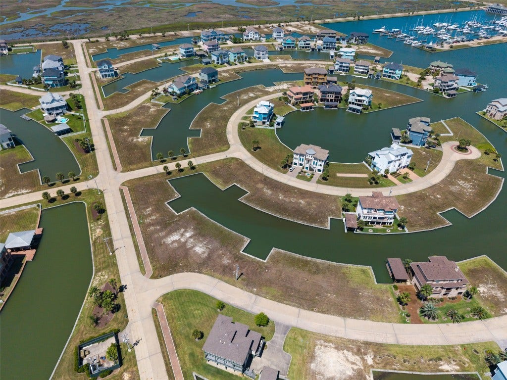2 Loggerhead, Hitchcock, TX 77563 2 Loggerhead, Hitchcock, TX 77563