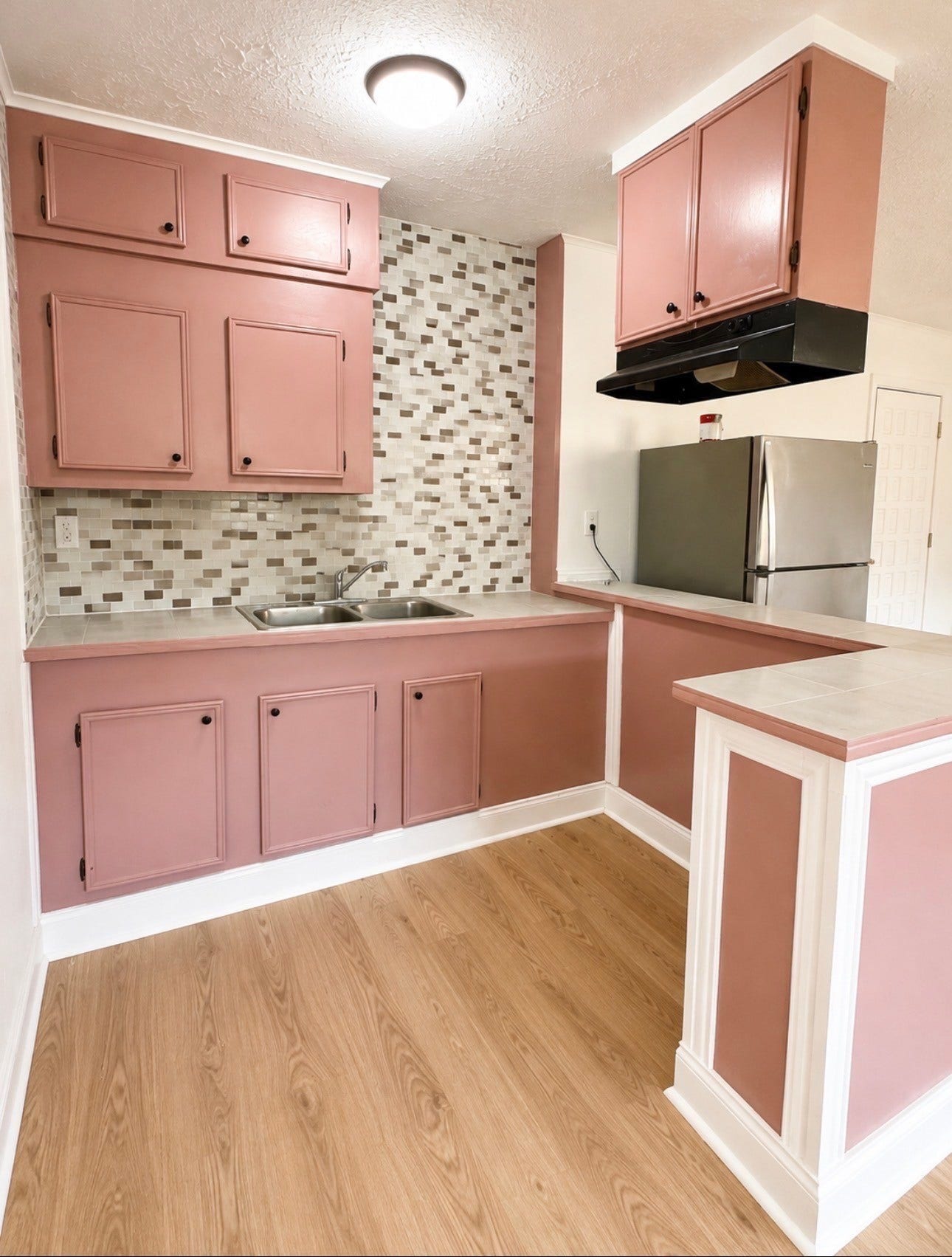 5526 Stonewall Street, #C, Houston, TX 77020 Gas appliances stove and refrigerator included.