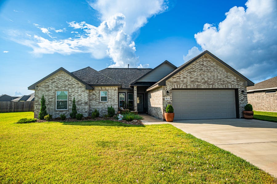 Property photo for 513 Yorktown Avenue, Clute, TX