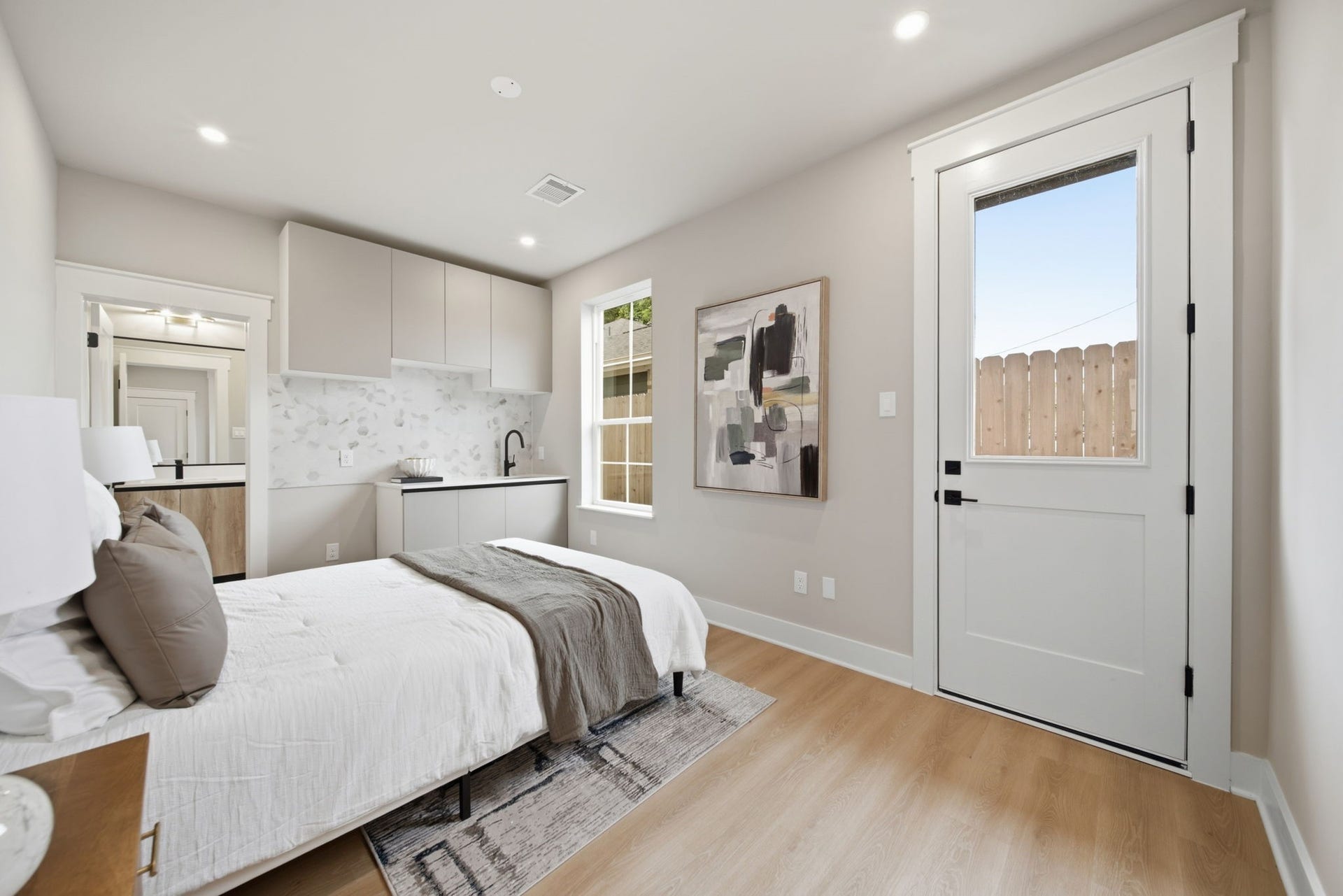 4430 Providence Street, #B, Houston, TX 77020 First floor bedroom is a guest suite fully equipped with a kitchenette, full bathroom, and a spacious closet.
