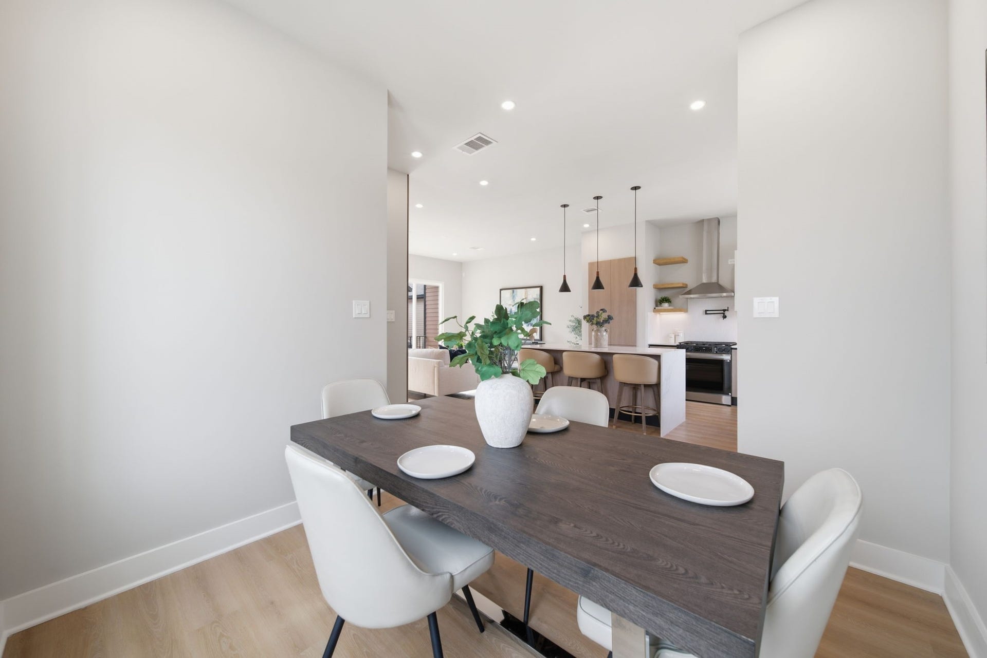 4430 Providence Street, #B, Houston, TX 77020 Open placement beside the kitchen creates an easy flow between cooking, dining, and gathering spaces.