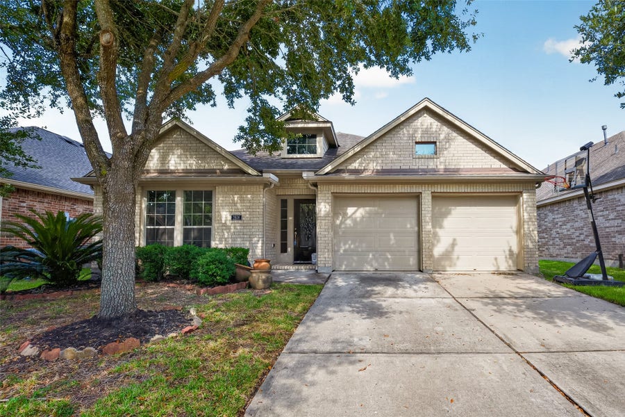 Property photo for 2808 Arbor Brook Lane, Pearland, TX