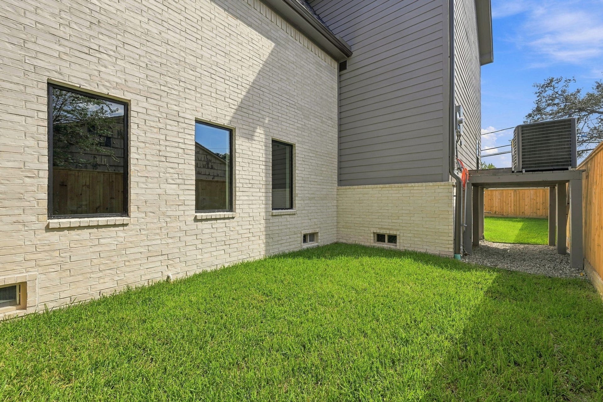 3015 Stanton Street, Houston, TX 77025 Side yard.