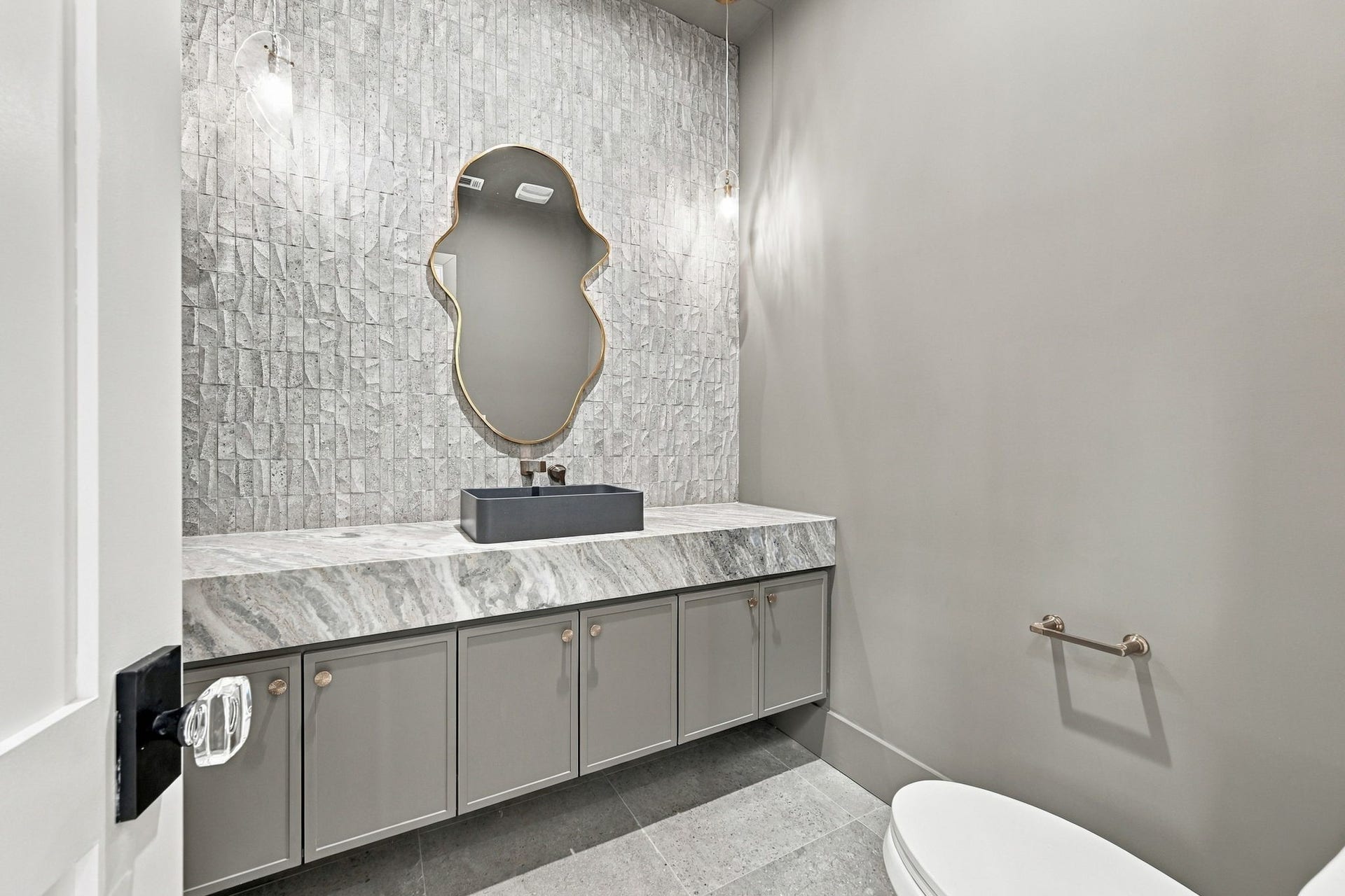 3015 Stanton Street, Houston, TX 77025 Powder room. 1st floor.