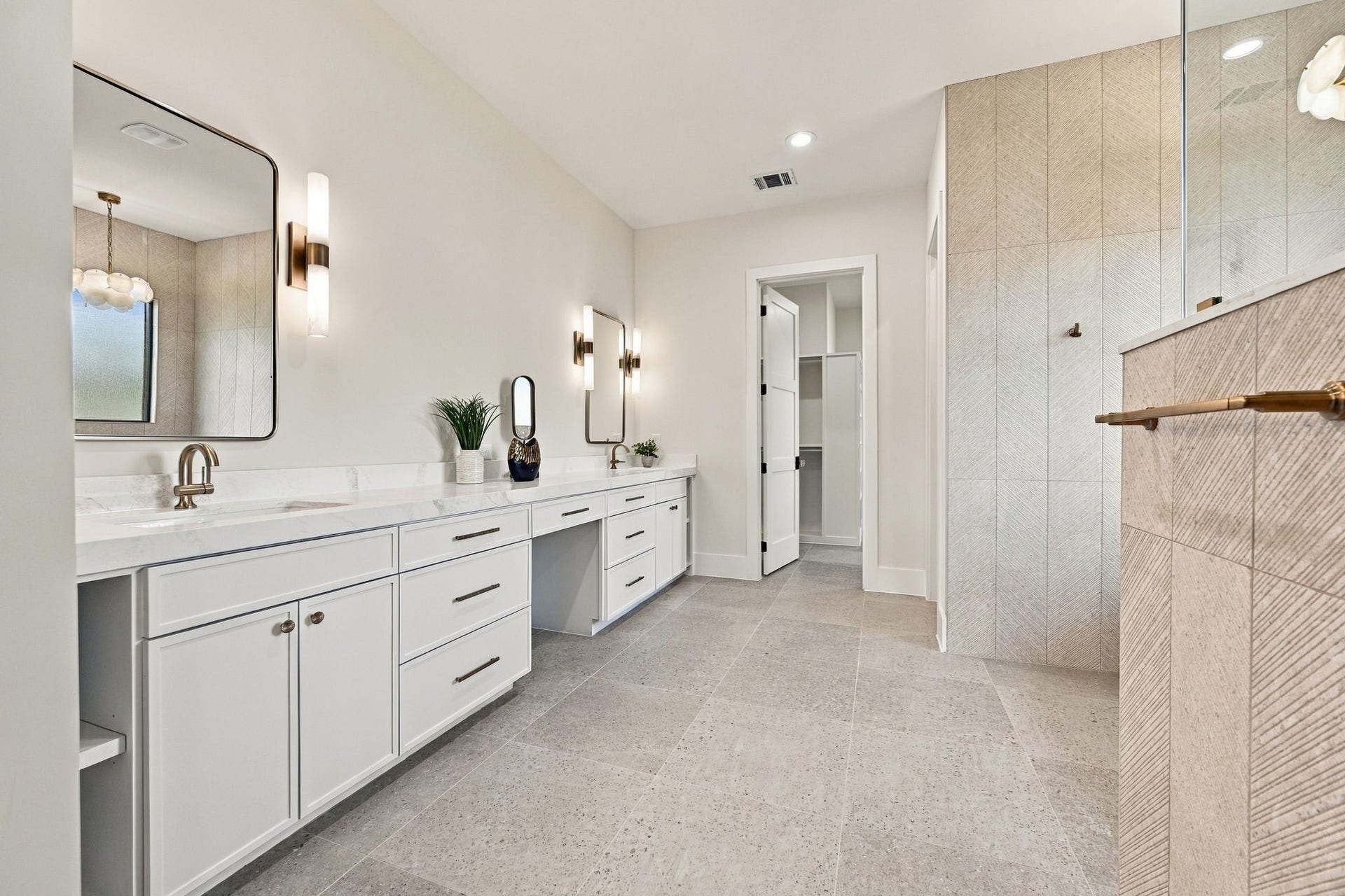 3015 Stanton Street, Houston, TX 77025 Primary bath. 1st floor.