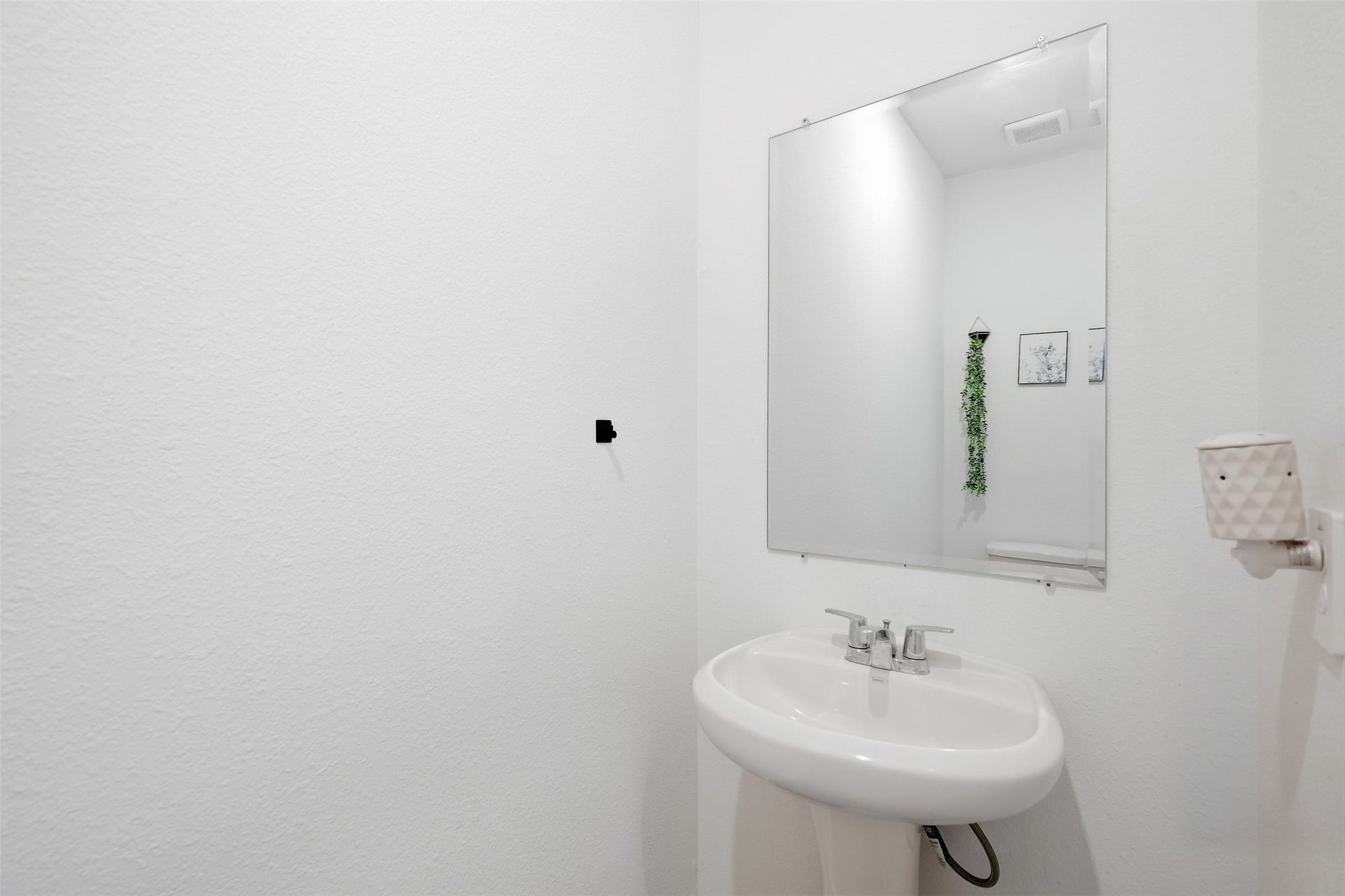 3020 Brizzo Beach Lane, Katy, TX 77493 1/2 bath located on the 1st floor