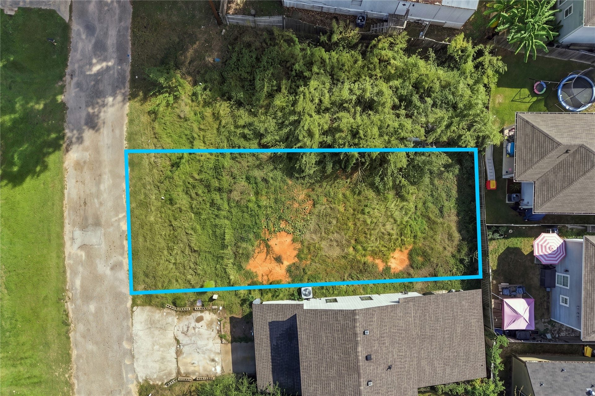 16859 W Ivanhoe, Montgomery, TX 77316 Aerial view highlighting the property's approximate boundaries.