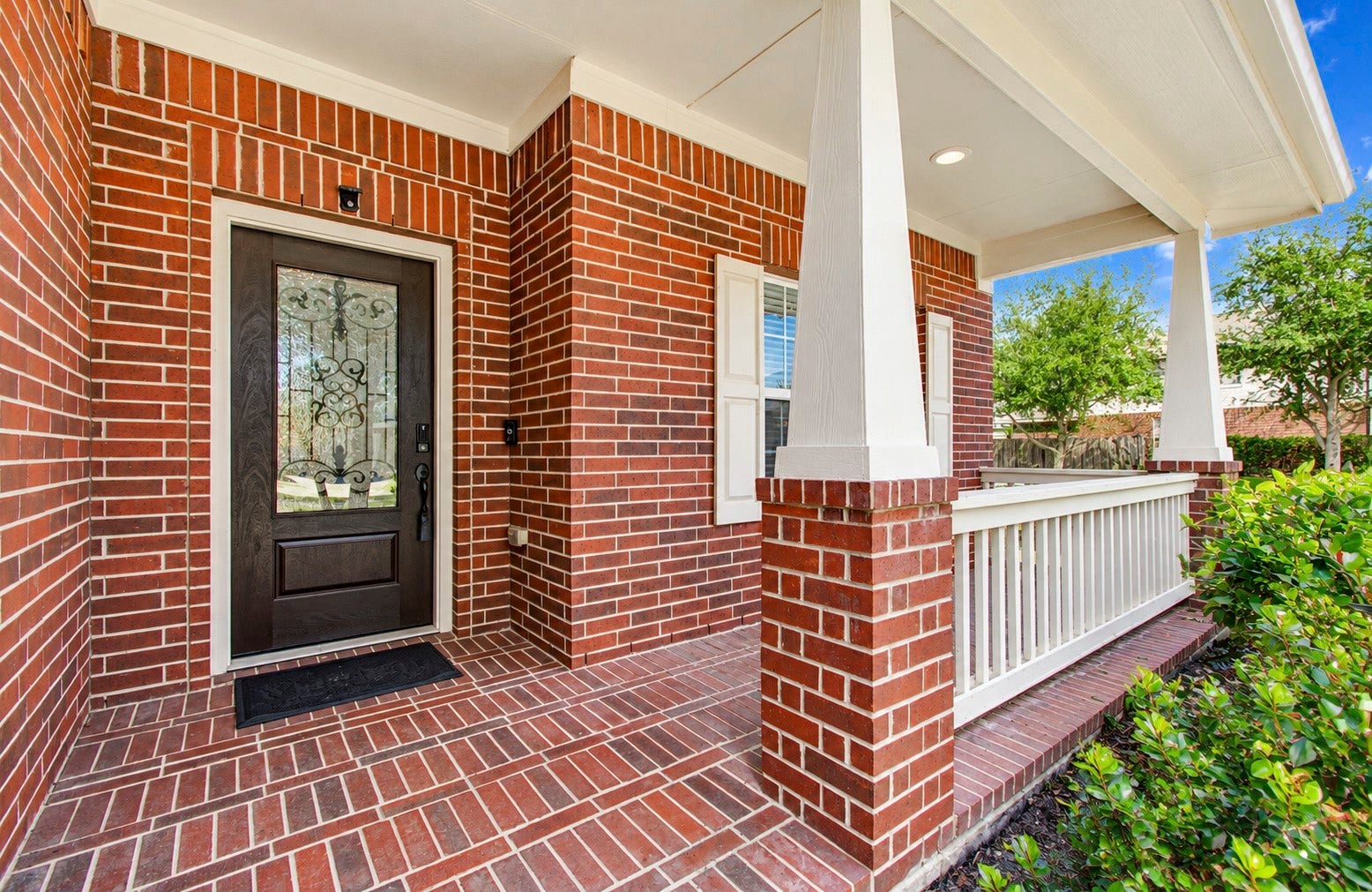 5935 Preserve Lane, Missouri City, TX 77459 Enjoy a warm welcome every time you arrive! The covered front porch adds charm to the home's exterior and provides a pleasant spot to greet guests, enjoy a quiet moment outdoors, or add inviting seasonal dcor. Complete the look with a pair of accent chairs or potted plants to create an entrance that feels distinctly like home.