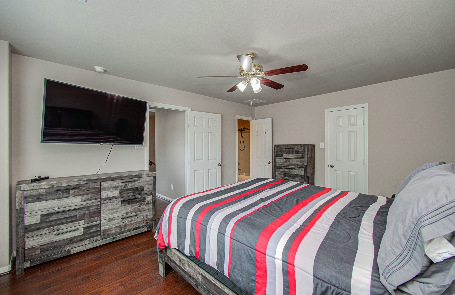 5935 Preserve Lane, Missouri City, TX 77459 Discover added flexibility with a secondary primary bedroom conveniently located upstairs, complete with its own ensuite bathroom. This private retreat is ideal for multigenerational living, extended-stay guests, or anyone seeking additional separation and privacy within the home. Whether used as a second primary suite, guest retreat, or personal sanctuary, this versatile space offers possibilities to accommodate your lifestyle.