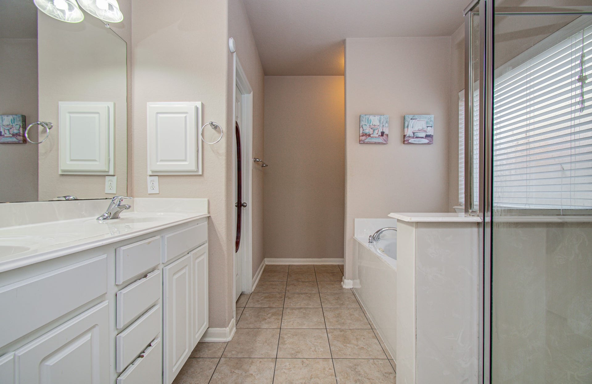 5935 Preserve Lane, Missouri City, TX 77459 Create your own personal retreat in the primary bathroom, a space where everyday routines can feel a little more relaxing. Envision a refreshing start to the morning and a peaceful wind-down at the end of the day, with your favorite towels, accessories, and finishing touches. This private space offers the opportunity to bring your personal style to a comfortable, functional everyday retreat.