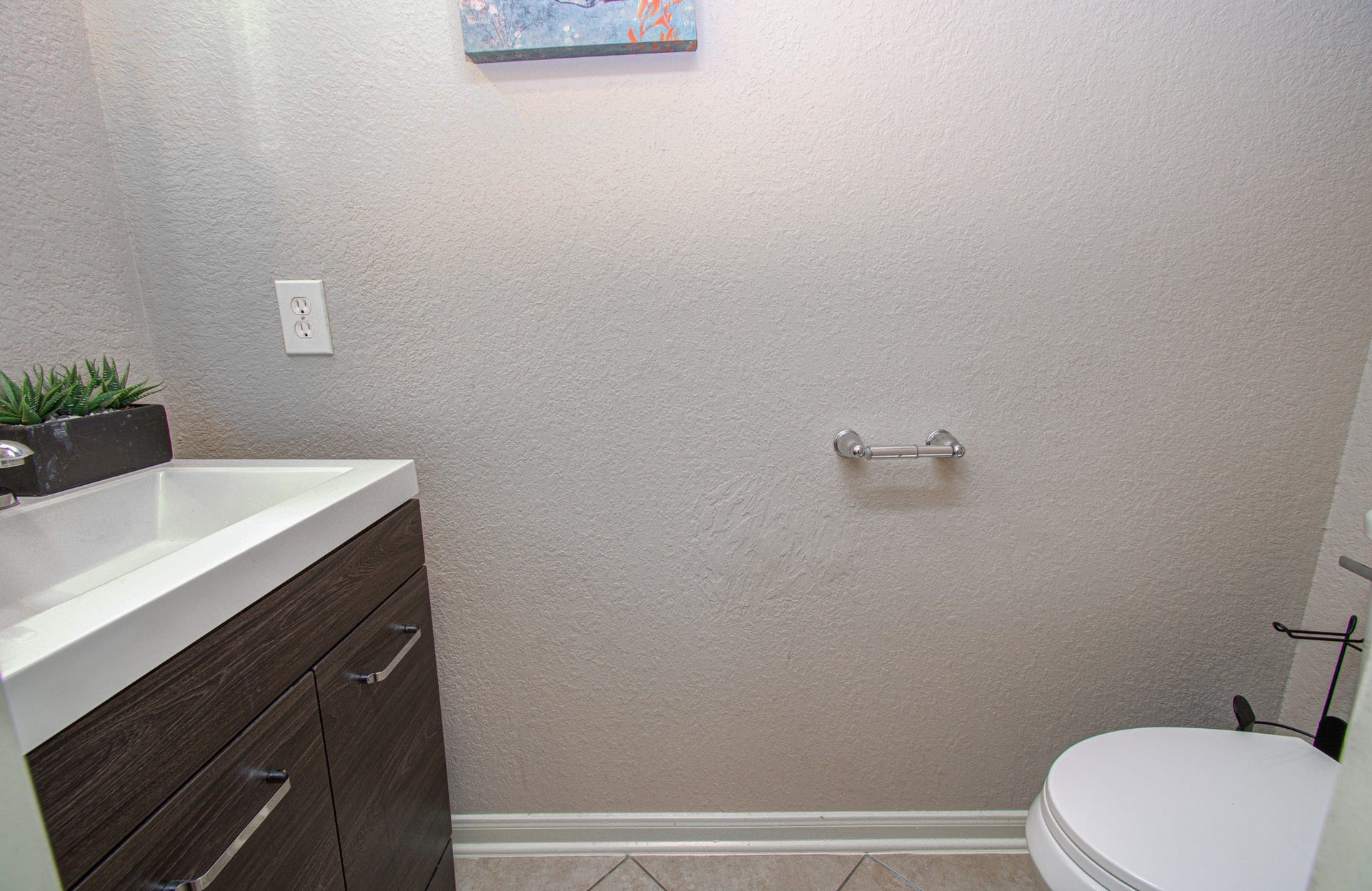 5935 Preserve Lane, Missouri City, TX 77459 Conveniently located on the first floor, the half bathroom offers added functionality for everyday living and entertaining. Ideally situated for guests, this convenient feature allows visitors to access a restroom without needing to go upstairs, adding practicality and comfort to the home's thoughtful layout.