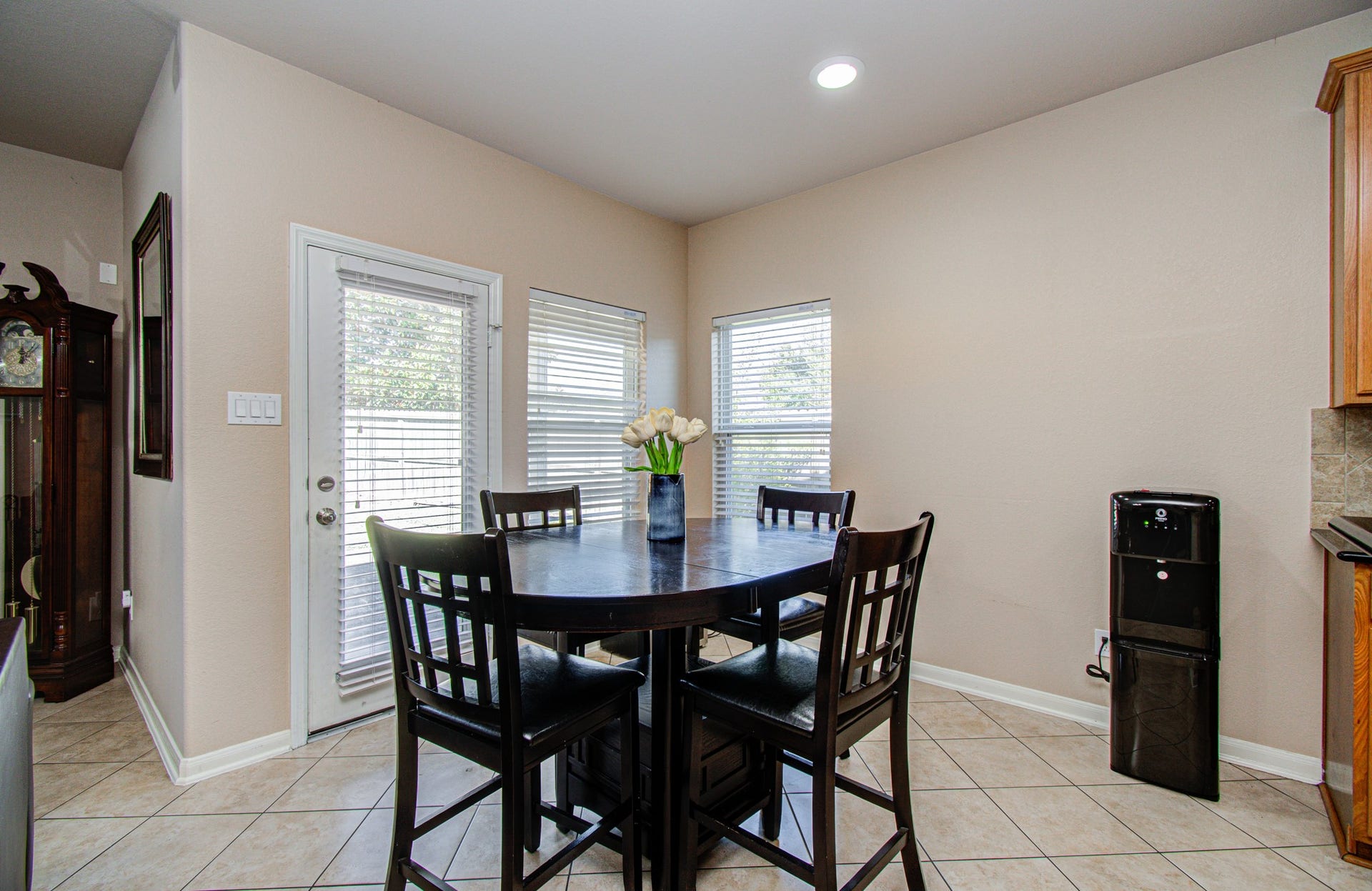 5935 Preserve Lane, Missouri City, TX 77459 Enjoy the convenience of a dedicated dining area just off the kitchen, creating a comfortable setting for everyday meals, casual breakfasts, and easy family gatherings. Its close proximity to the kitchen makes serving meals and entertaining guests effortless, whether you're enjoying a quiet dinner at home or hosting a weekend get-together.