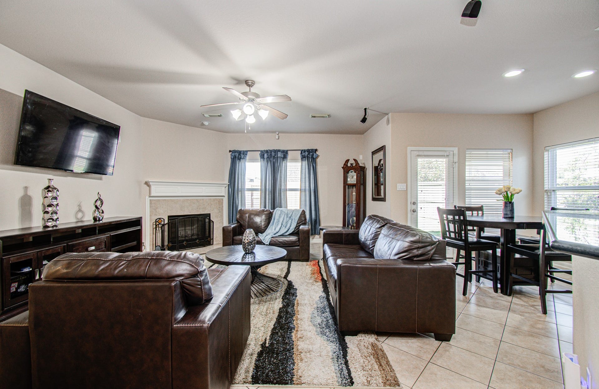 5935 Preserve Lane, Missouri City, TX 77459 Make yourself at home in the living room, a welcoming gathering space for everyday relaxation and special occasions alike. Picture cozy evenings, movie nights, conversations with friends, and quality time with family in a space designed to complement your lifestyle. Whether your style is warm and traditional or modern and sophisticated, this room offers an inviting canvas for your personal touch.