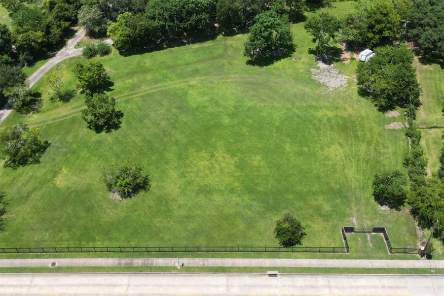 Property photo for 1031 Louisiana Avenue, League City, TX