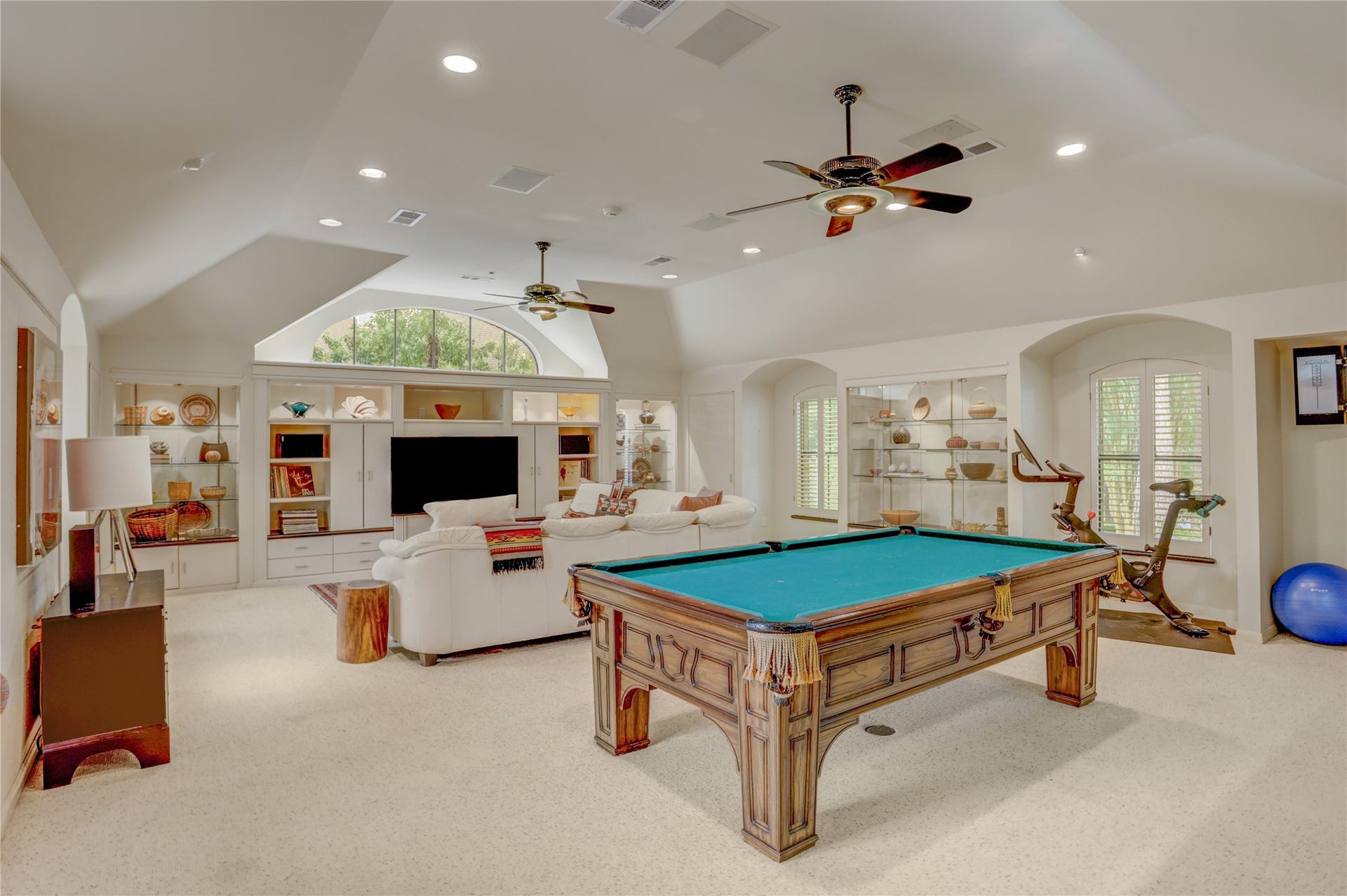 another view of the fabulous game room