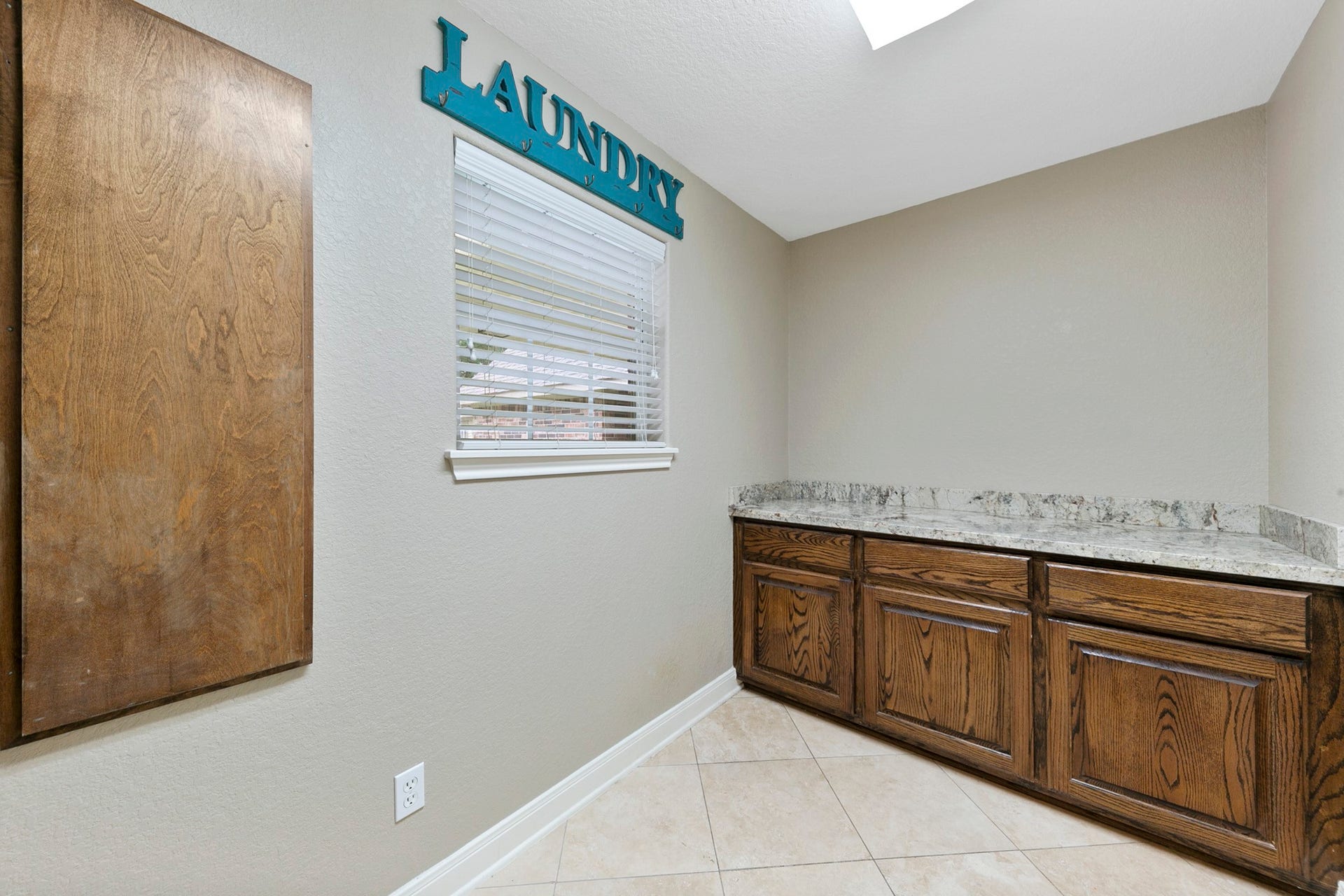 3430 W Meadow Lane, Dickinson, TX 77539 Access to breezeway from laundry room