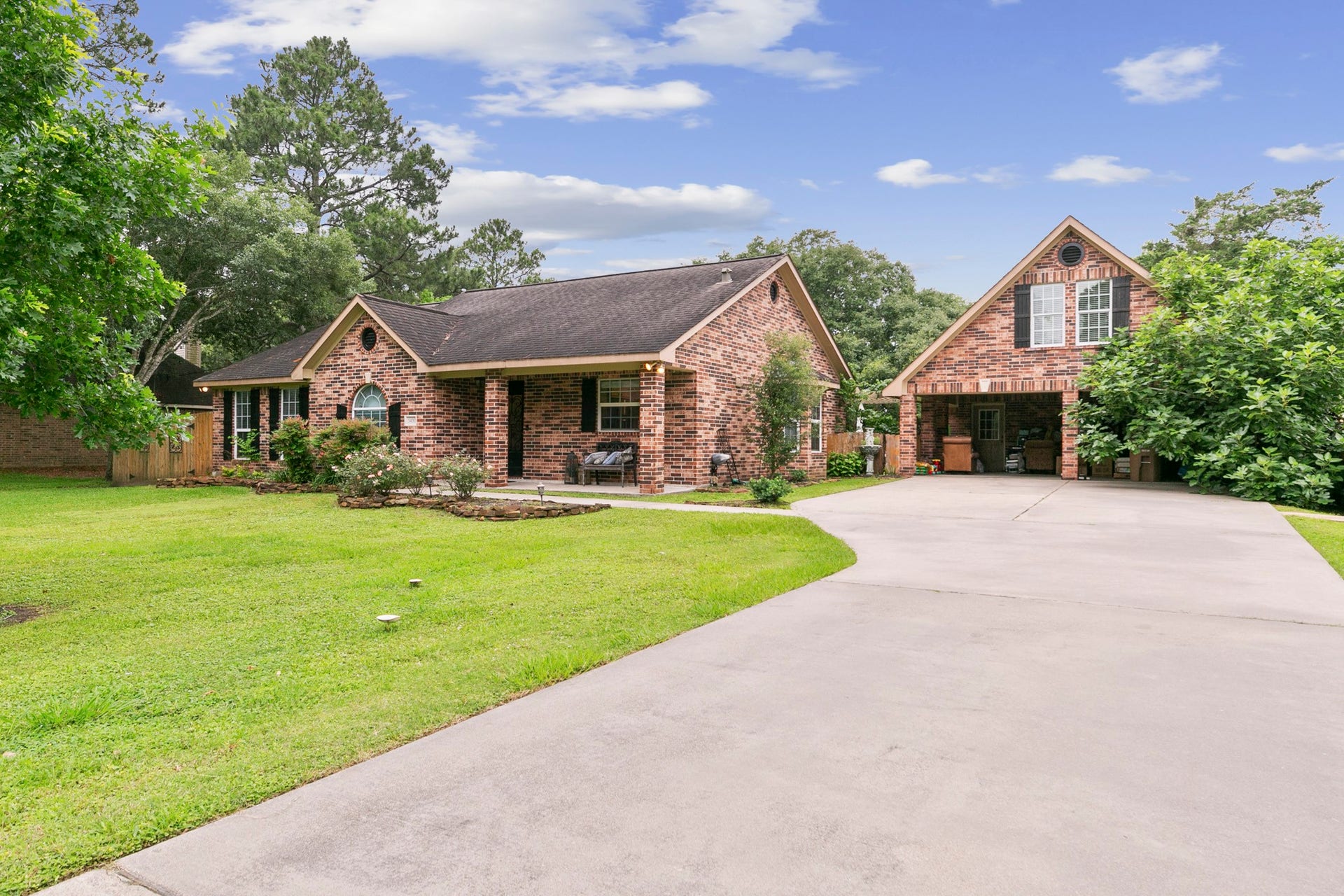 3430 W Meadow Lane, Dickinson, TX 77539 Covered parking and plenty of driveway space