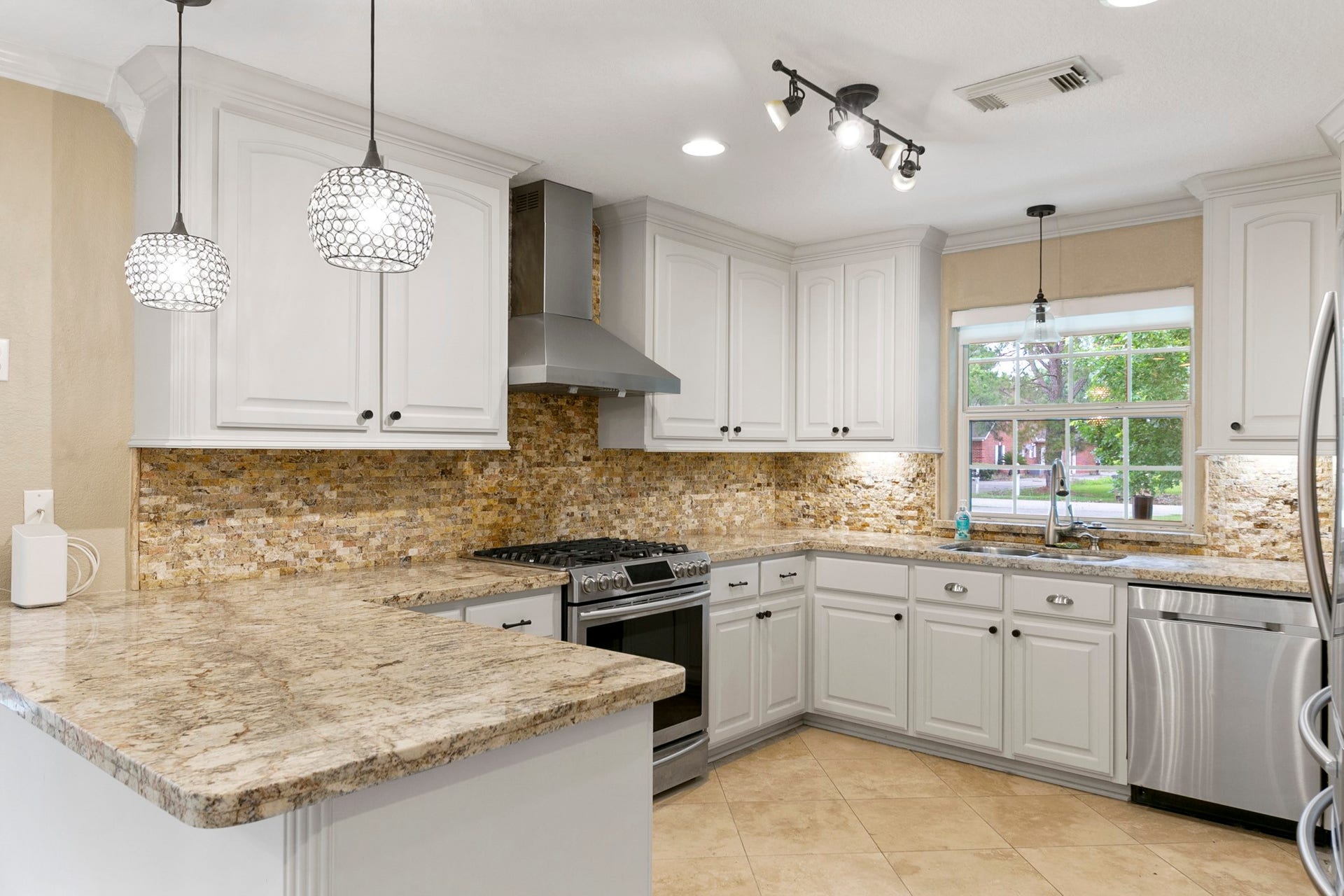 3430 W Meadow Lane, Dickinson, TX 77539 Granite countertops and stainless steel finishings throughout