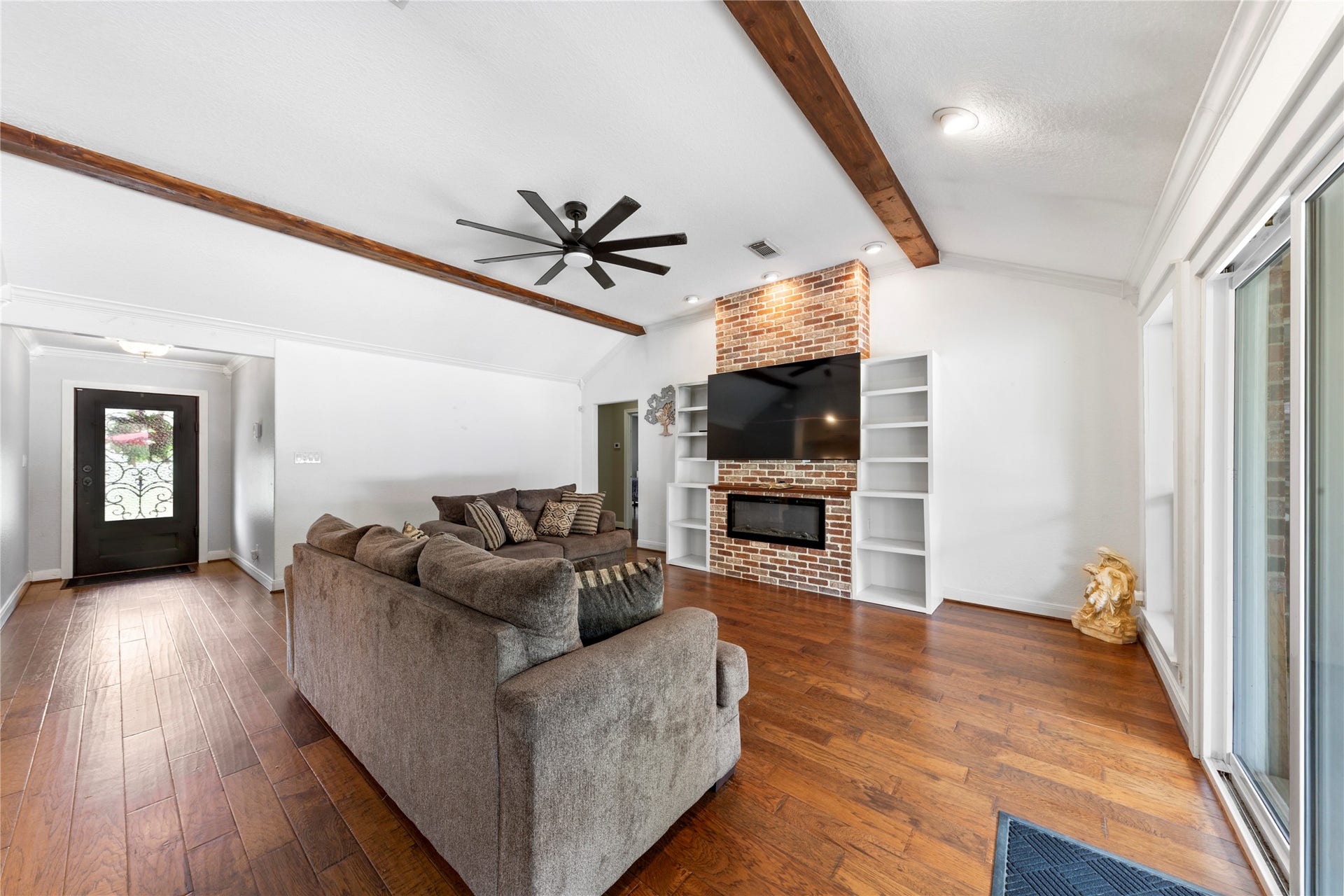 3430 W Meadow Lane, Dickinson, TX 77539 Bright and airy living space