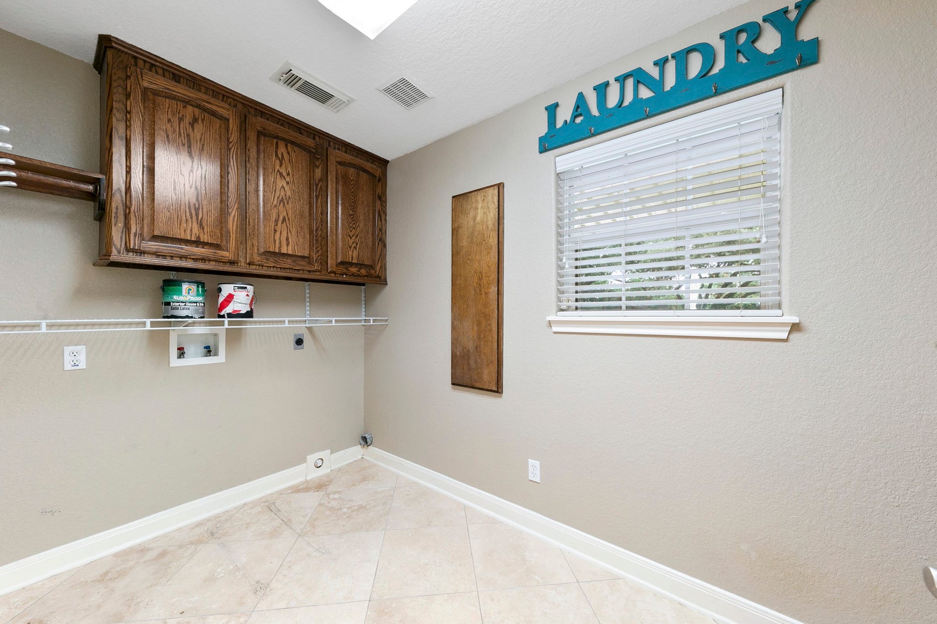 3430 W Meadow Lane, Dickinson, TX 77539 Laundry room/Mud room off of dining area