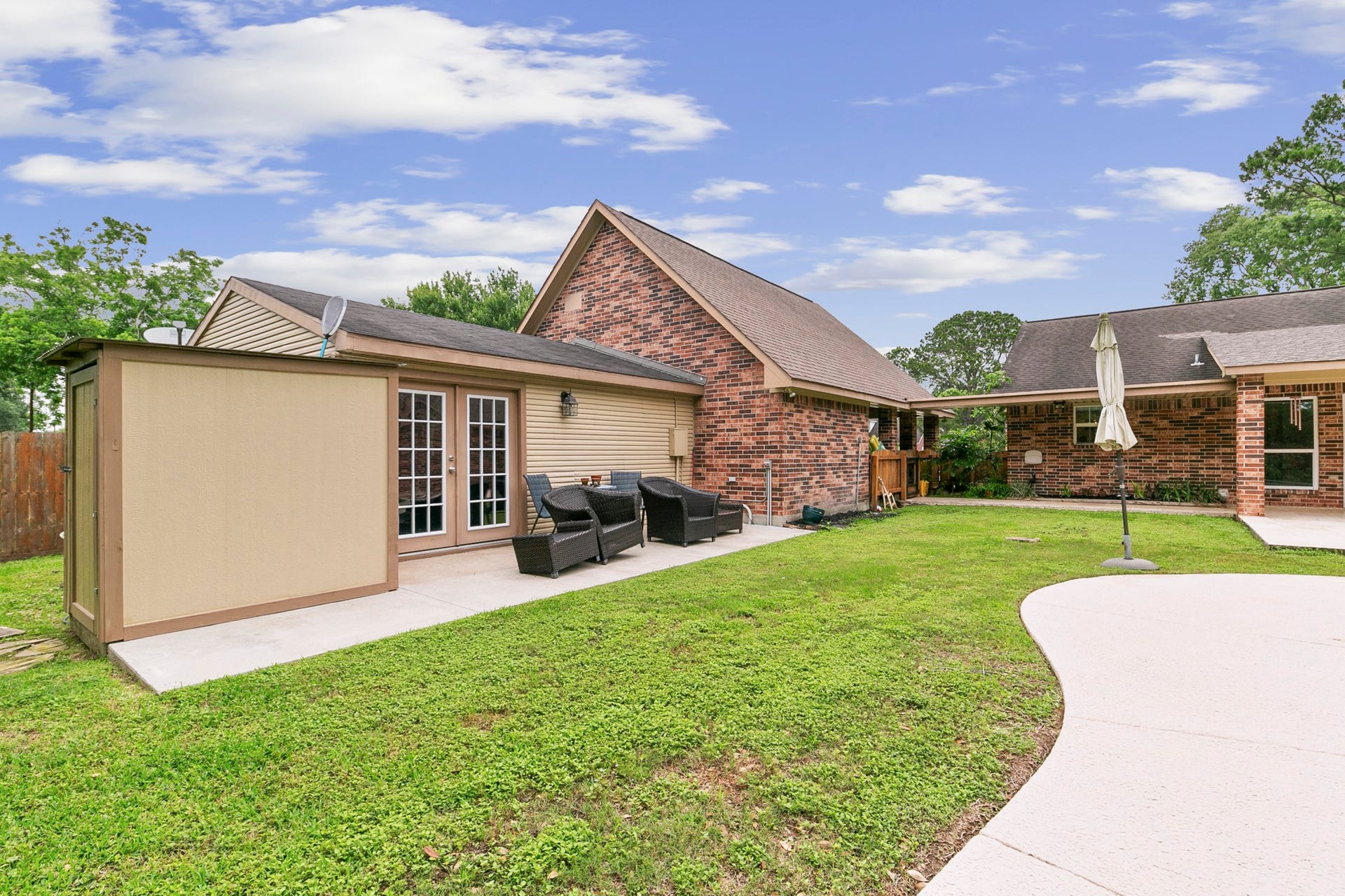 3430 W Meadow Lane, Dickinson, TX 77539 Bonus space/pool house/workshop attached to garage