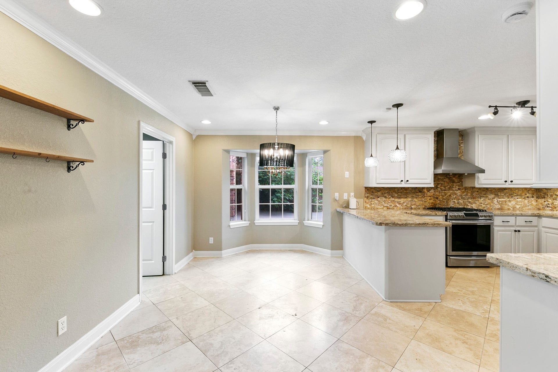 3430 W Meadow Lane, Dickinson, TX 77539 Dining area perfect for entertaining
