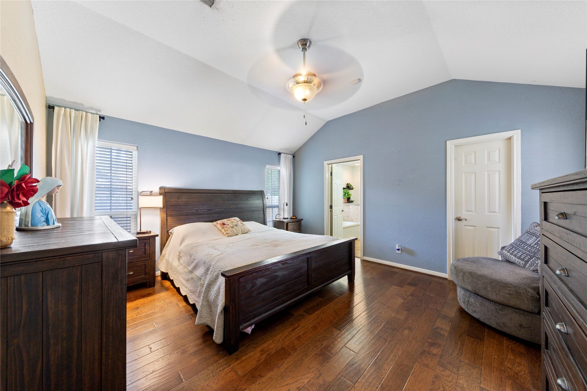 3430 W Meadow Lane, Dickinson, TX 77539 Primary bedroom with en-suite bathroom