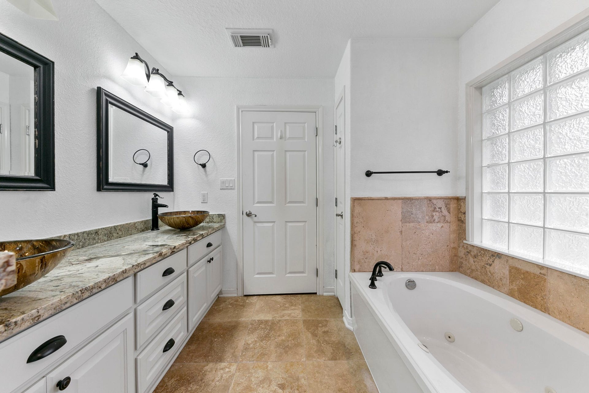 3430 W Meadow Lane, Dickinson, TX 77539 Primary bedroom's en-suite bathroom