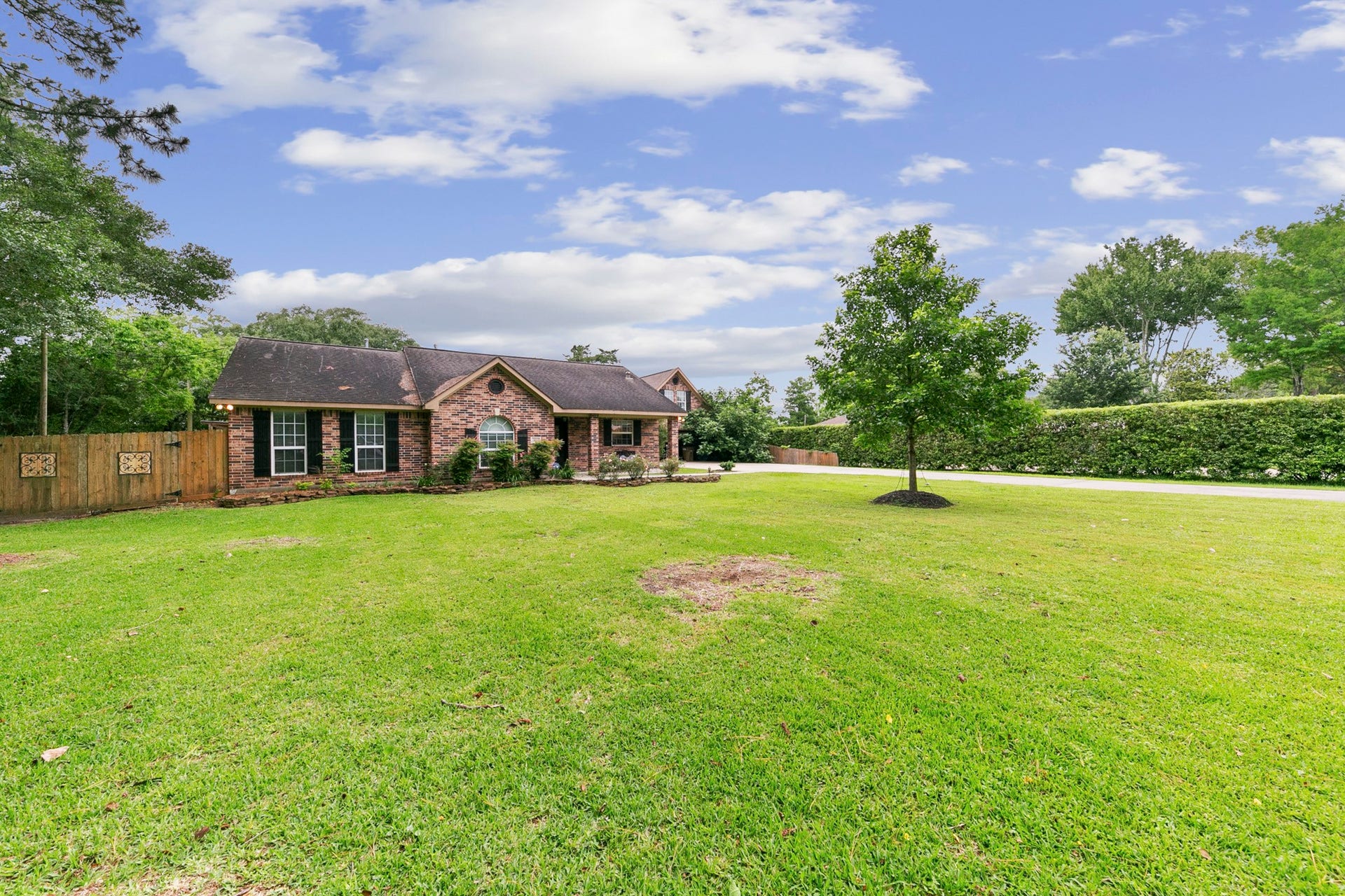 3430 W Meadow Lane, Dickinson, TX 77539 Large front yard