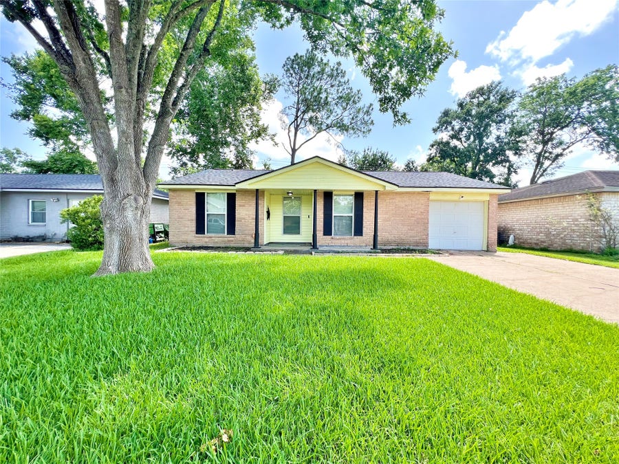 Property photo for 16914 David Glen Drive, Friendswood, TX