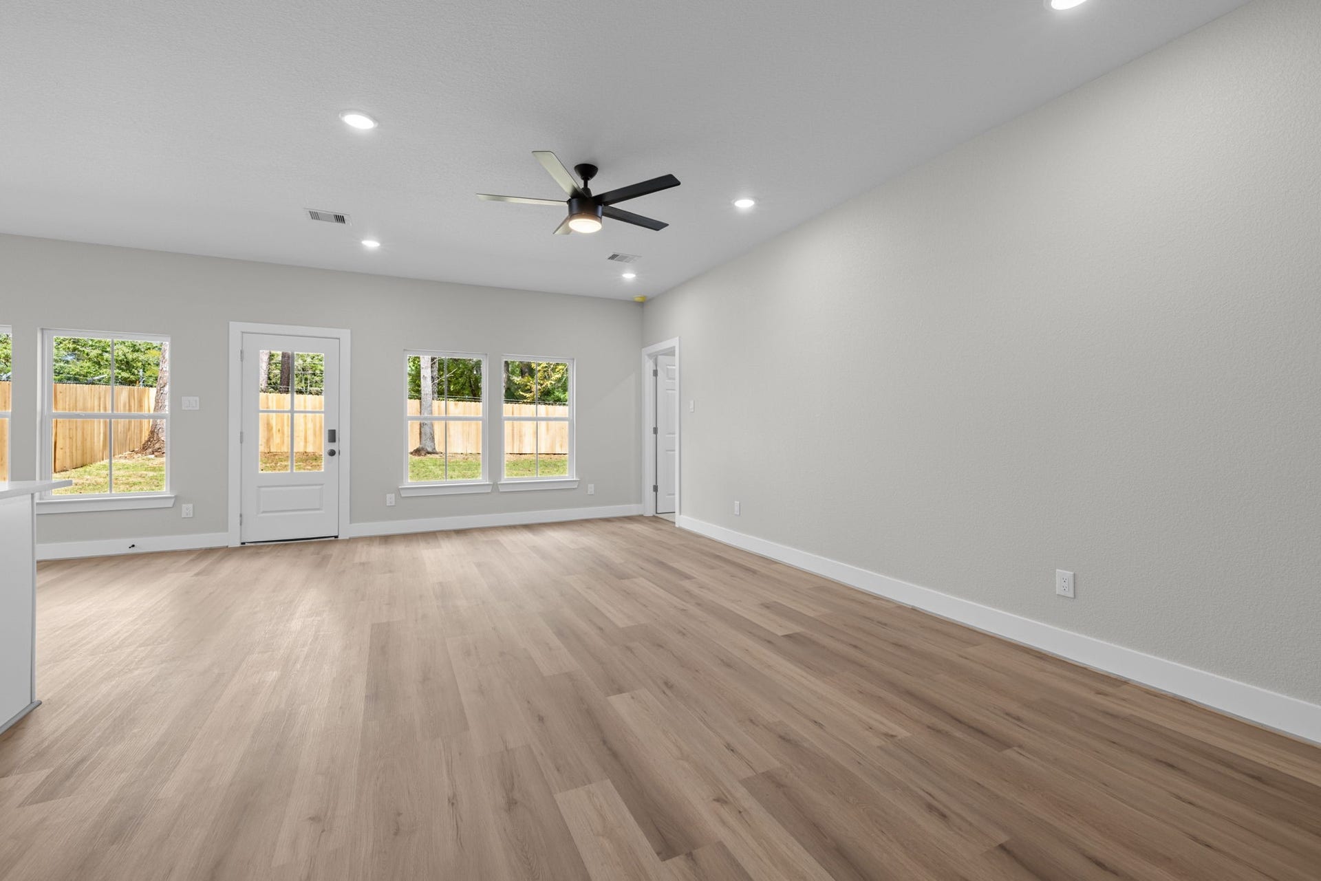 529 Mohawk Bend, Conroe, TX 77316 Large family room with LVP floors, ceiling fan and wall of windows