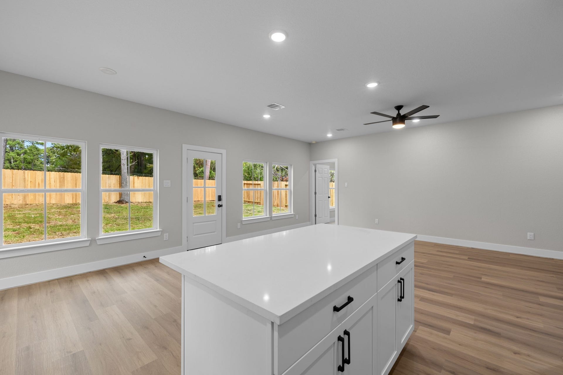 529 Mohawk Bend, Conroe, TX 77316 Kitchen Island