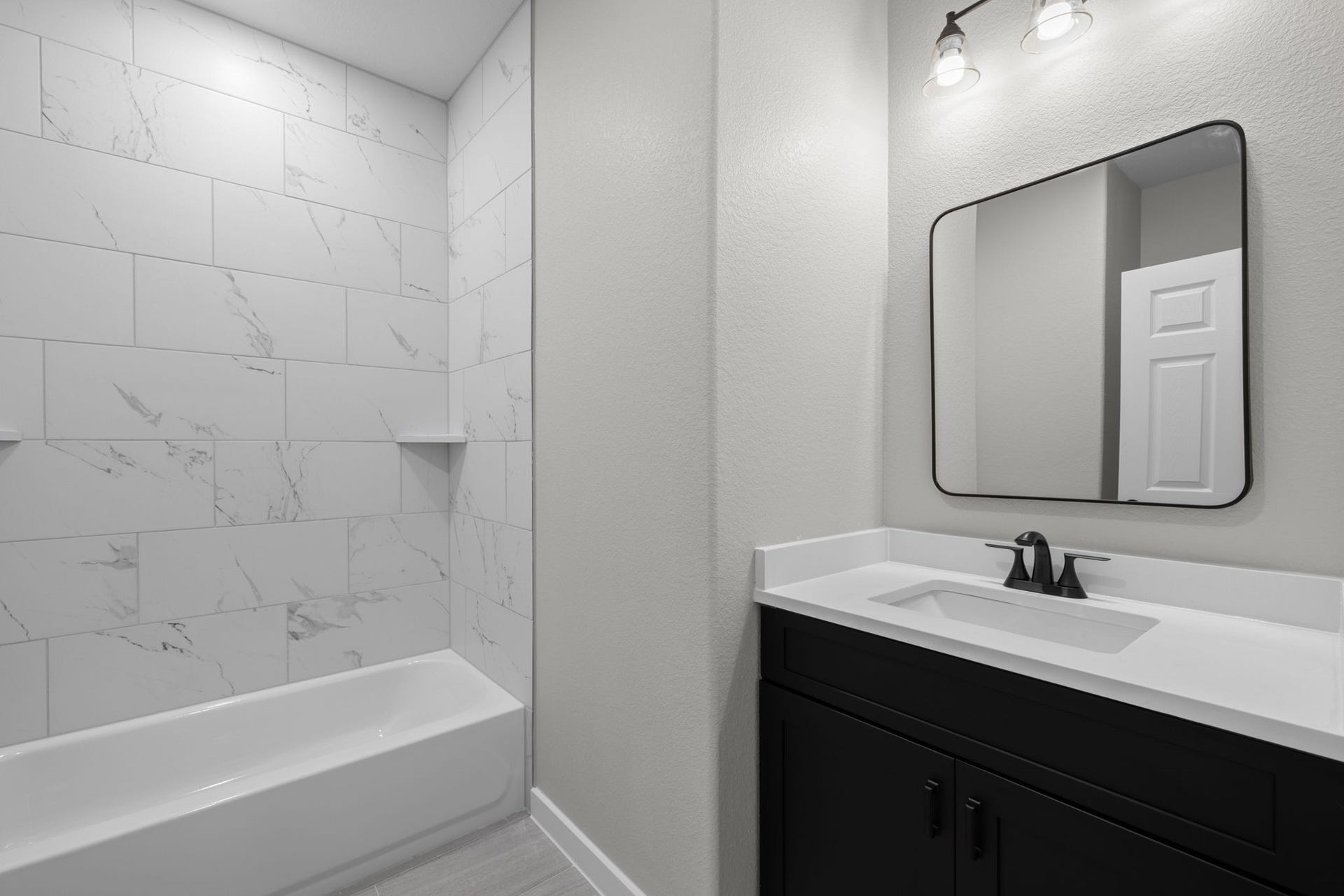 529 Mohawk Bend, Conroe, TX 77316 Secondary Bathroom