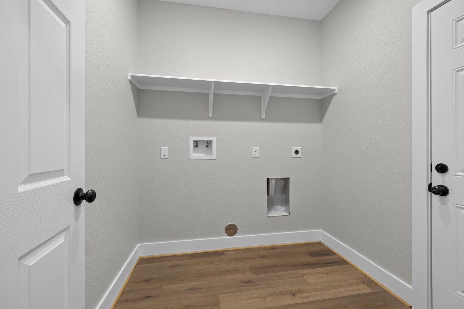 529 Mohawk Bend, Conroe, TX 77316 Laundry room off garage and entry hall