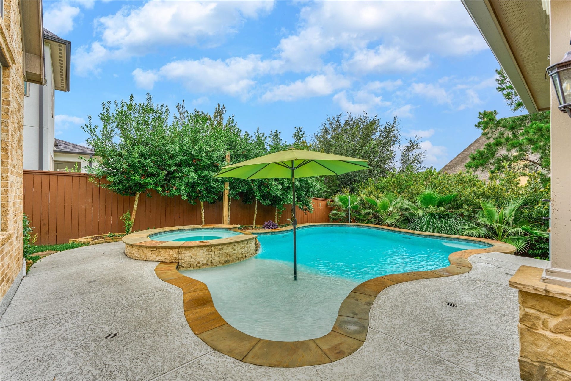 6 Canopy Green Drive, Tomball, TX 77375 designer pool/spa combo